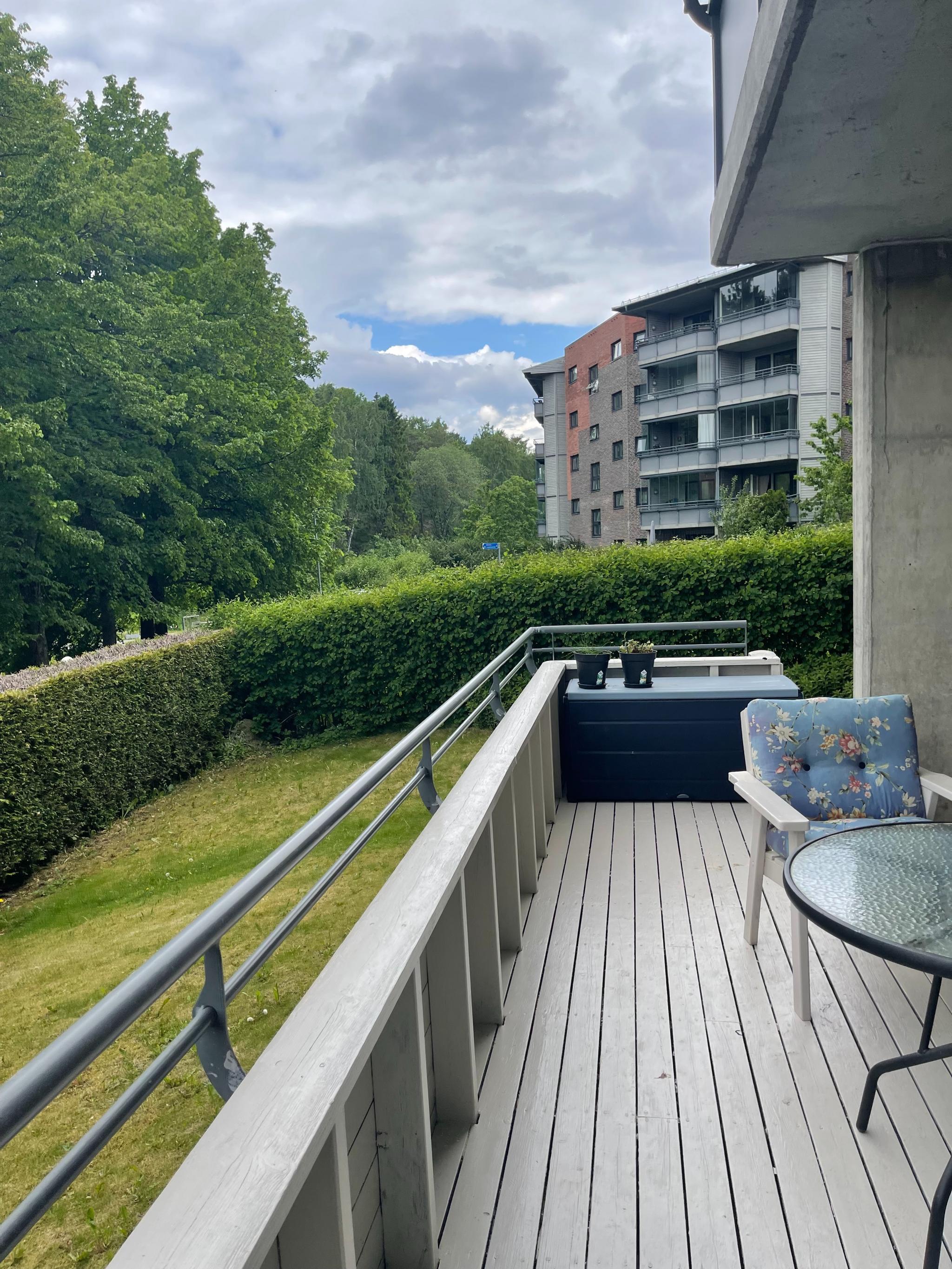 Stor veranda med tilhørende privat hage.